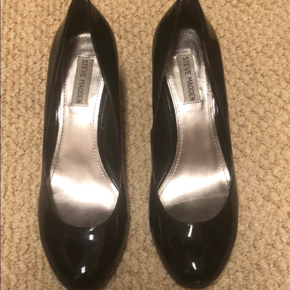 Steve Madden black patent leather pumps